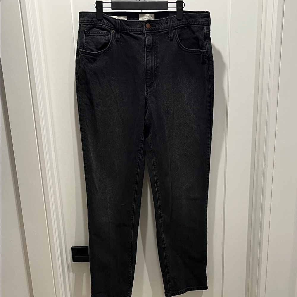 Universal Thread Women’s Light Black High Rise 90’s Straight Jeans. Zipper fly